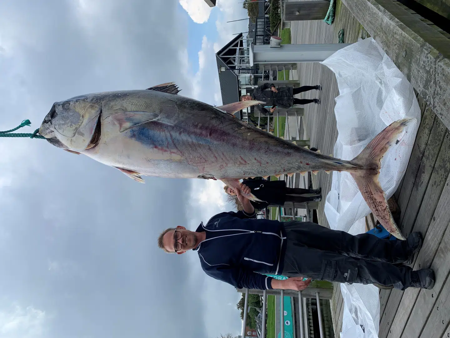 Her ses Jens Peder Jeppesen sammen med den gigantiske tun.
