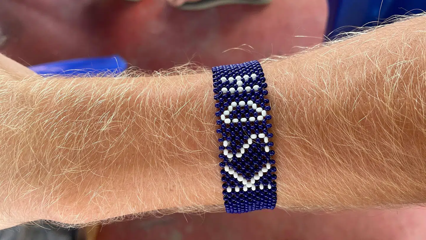 Sådan ser armbåndene ud, der selvfølgelig er trykt med KSDH (kom så de hviie)