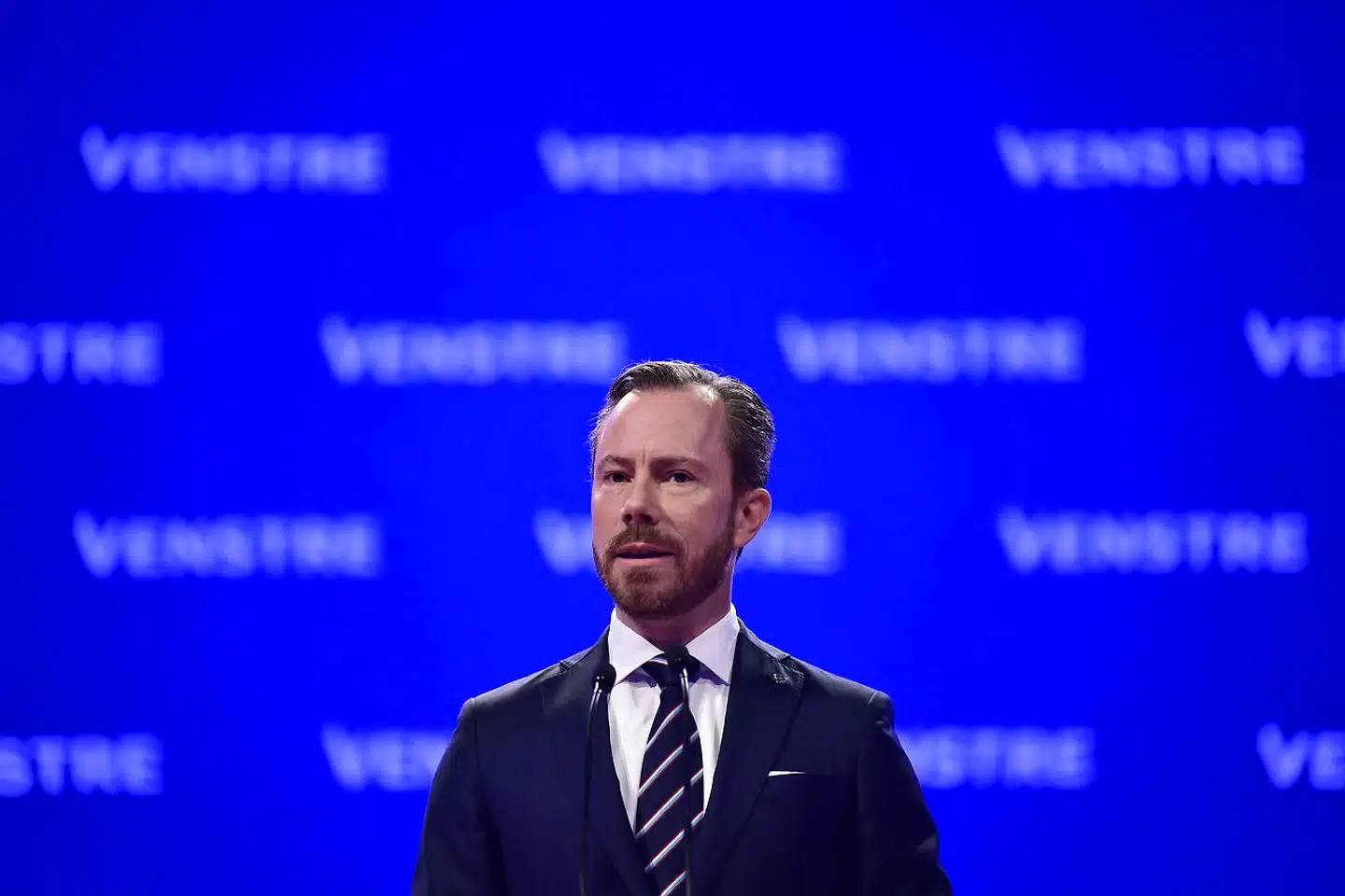 I weekenden – under partilederdebatten ved det radikale nytårsstævne – gik Jakob Ellemann-Jensen i rette med statsministeren. Årsagen var, at Mette Frederiksen sagde, at »Venstre har stået bag en kampagne, der hed »Put her to jail« med et billede af mig og tremmer«. Det er dog ikke korrekt, lyder det fra Venstre.