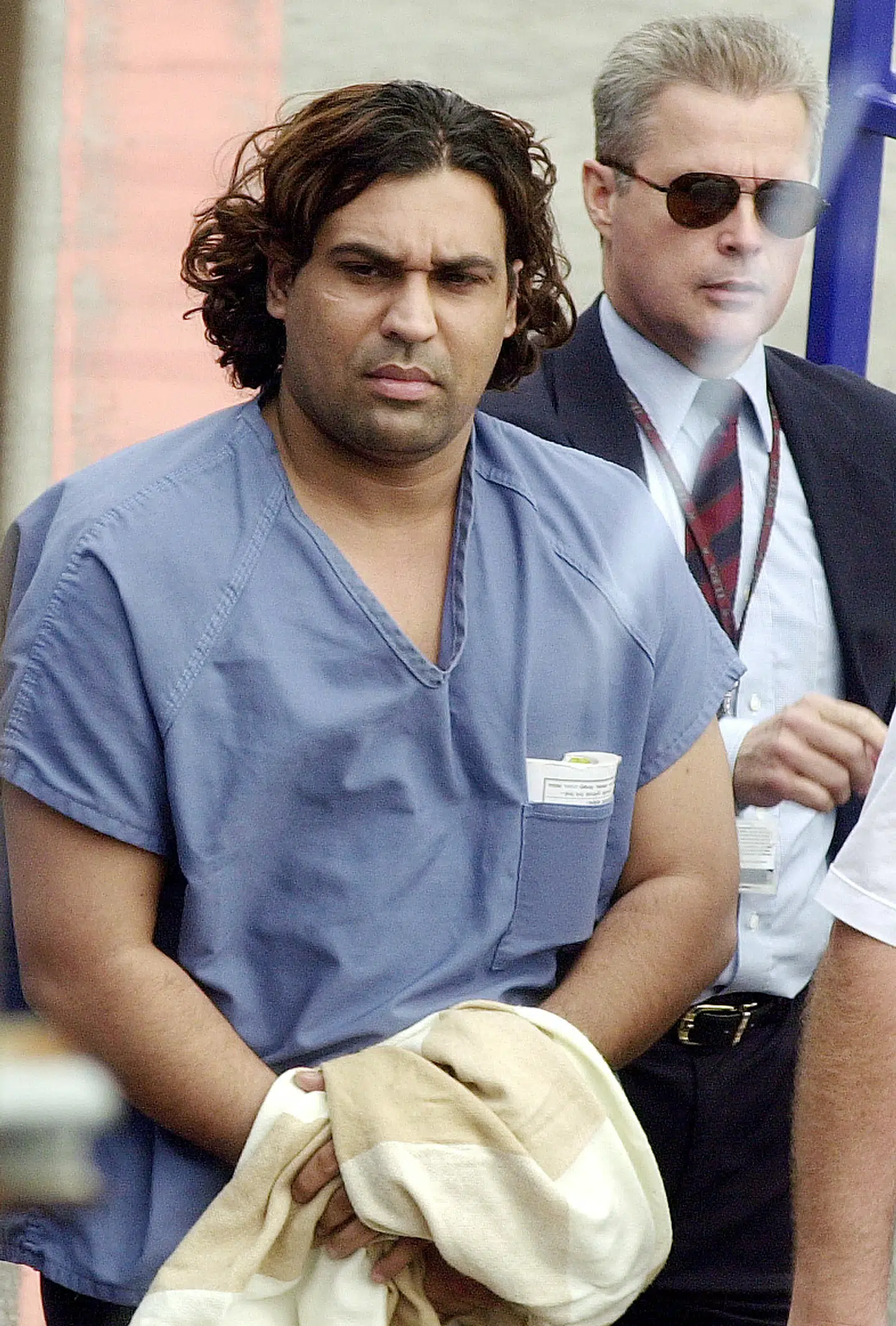 Bevogtet af civilklædte FBI-agenter blev Sanjay Sharma i juni 2000 udleveret med fly fra New York til lufthavnen i Kastrup. Siden har han været bag tremmer.