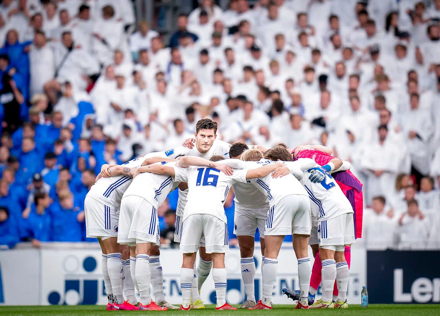 FCKs Jonas Wind og hans holdkammerater før superligakampen mellem F.C. København og FC Midtjylland i Parken i september.