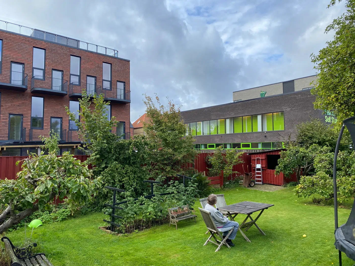 Først godkendte Københavns Kommune erhvervsbygningen for enden af Una Cangers have. Siden er villaen ud mod Roskildevej revet ned og erstattet med tre etagers lejligheder.