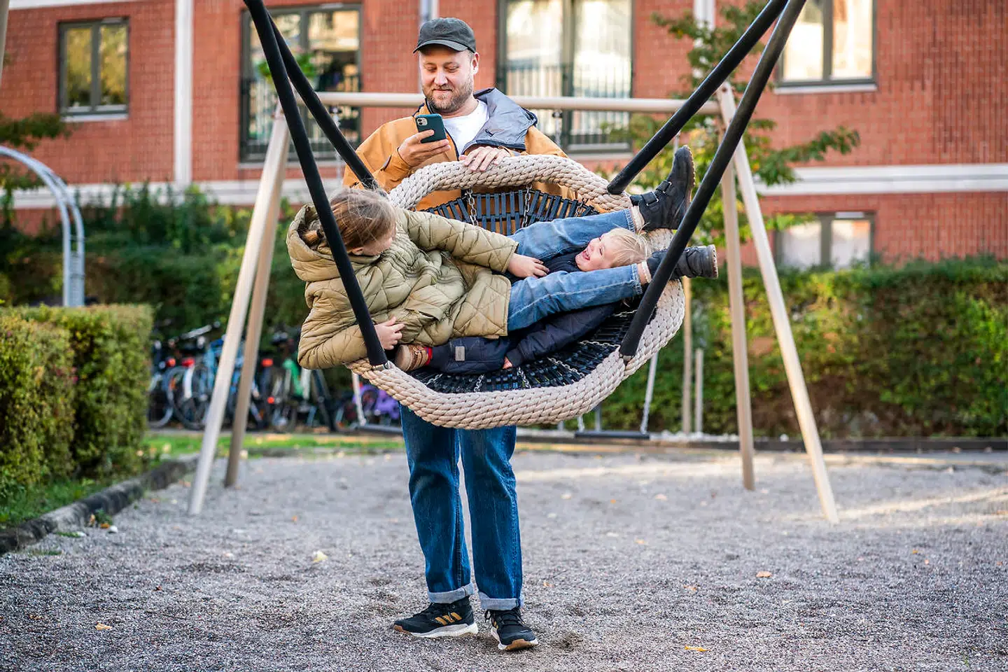 Jasper Ritz er hyppig bruger af sin telefon både i arbejderegi og i fritiden. Han synes selv, det har taget overhånd, når han er sammen med sine børn. Her er han på legepladsen med døtrene Elly og Mona.