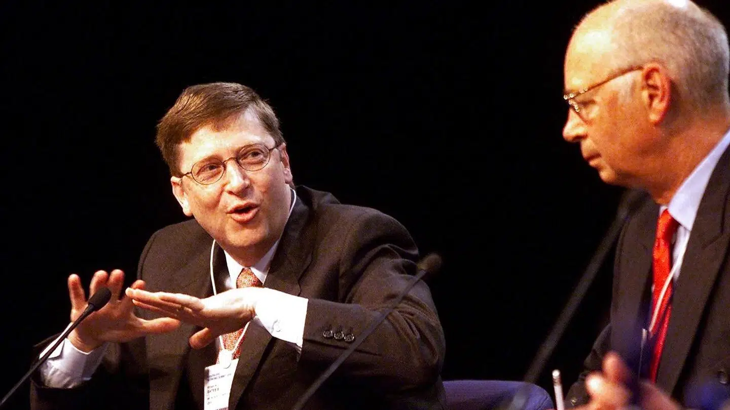 Bill Gates (tv) og Klaus Schwab er to af de centrale personer i en konspirationsteori, der vinder frem i de her år.