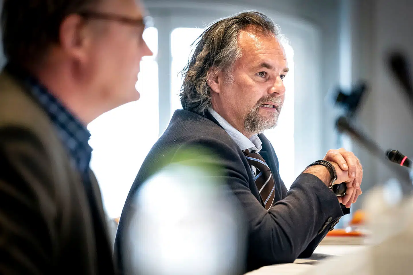 To gange om året kommer de økonomiske vismænd med en prognose for den danske økonomi. Med overvismand og professor i økonomi på Københavns Universitet Carl-Johan Dalgaard lyder der denne gang nogle klar råd til regeringen om den økonomiske politik. De økonomiske vismænd spår i deres rapport en højere økonomisk vækst til næste år, end regeringen gør.