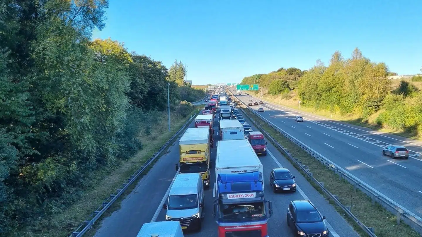 Der er opstået kødannelse på E45 Østjyske Motorvej på grund af et akut opstået vejarbejde på Vejlefjordbroen. Foto: Presse-fotos.dk