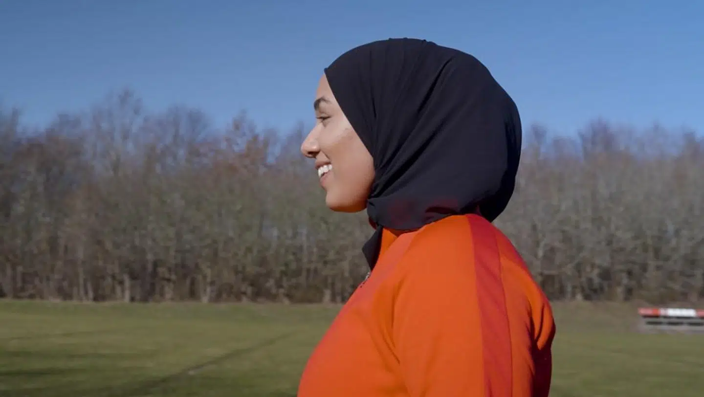 22-årige Nagin Ravand startede selv med at spille fodbold som tiårig. Da hun var 15 år tog hun initiativ til at få flere piger på banen i Gellerupparken.