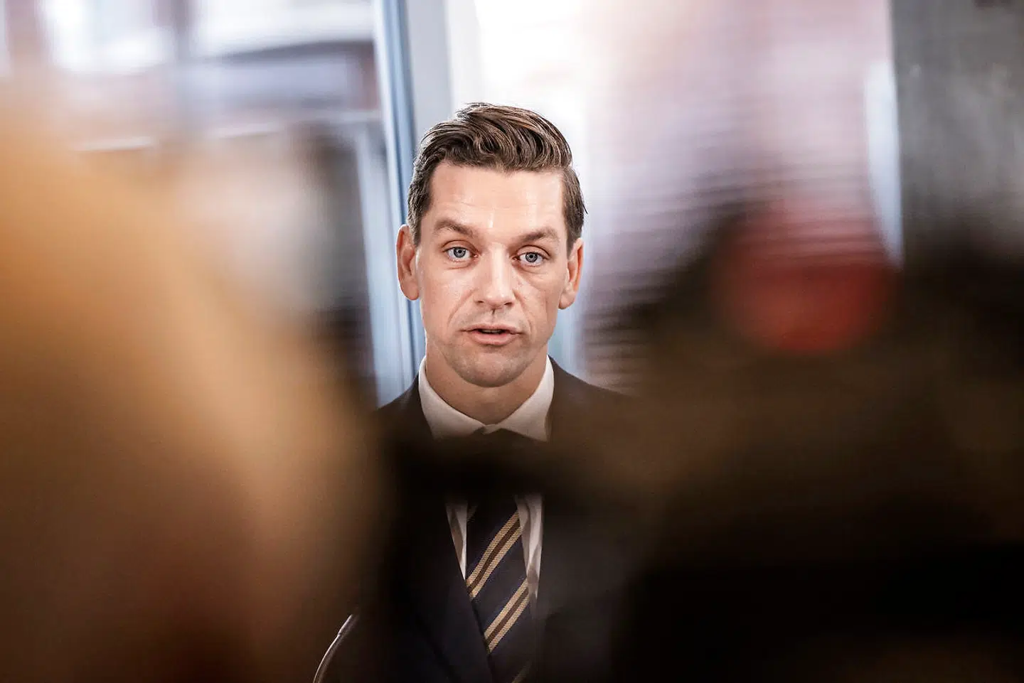 »Vi afsætter et beløb, så man kan opkøbe eksisterende ejendomme, hvis det giver mening for dem, der bor der, og dem der skal træffe beslutningerne. Det gælder også hoteller, som måske ikke bruges længere og som måske står over for en stor renovering. Her kan der etableres almennyttige ungdomsboliger,« siger Kaare Dybvad Bek.