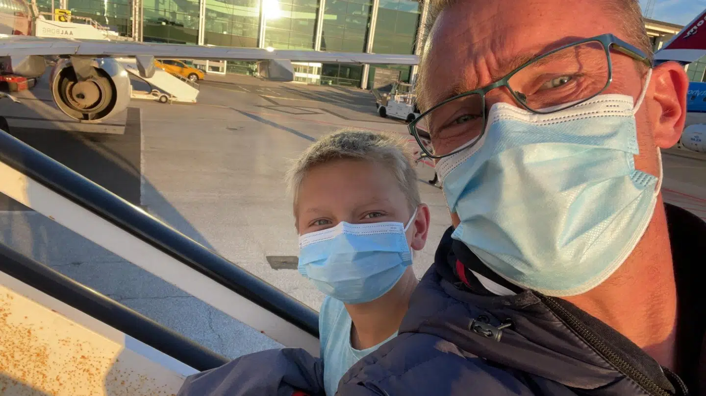 Rasmus Gissel Jensen og 12-årige Nikolaj skyndte sig ombord på et fly fra Aalborg.