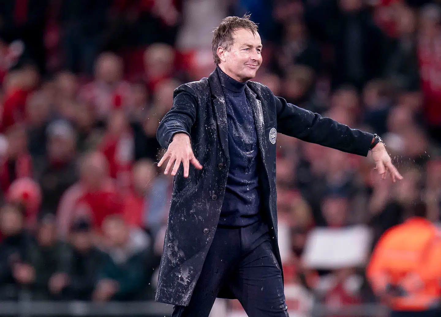 Landstræner Kasper Hjulmand jublede og blev badet i øl af sine spillere, da Danmark tirsdag kvalificerede sig til VM i Qatar næste år. Til et pressemøde dagen efter var stemningen mere dyster.