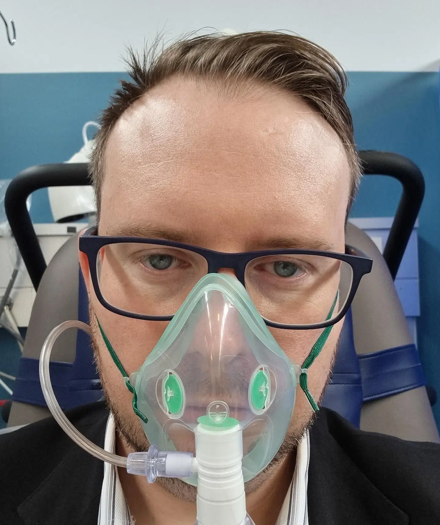 Martin med iltmaske efter at være ankommet til hospitalet