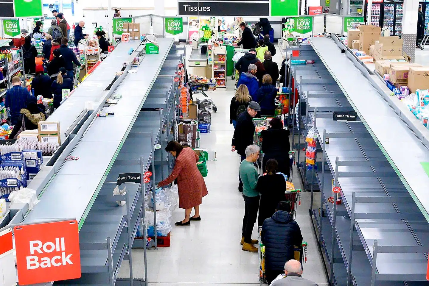 Danskerne skal indtil videre ikke frygte tomme hylder som her i et supermarked i London.