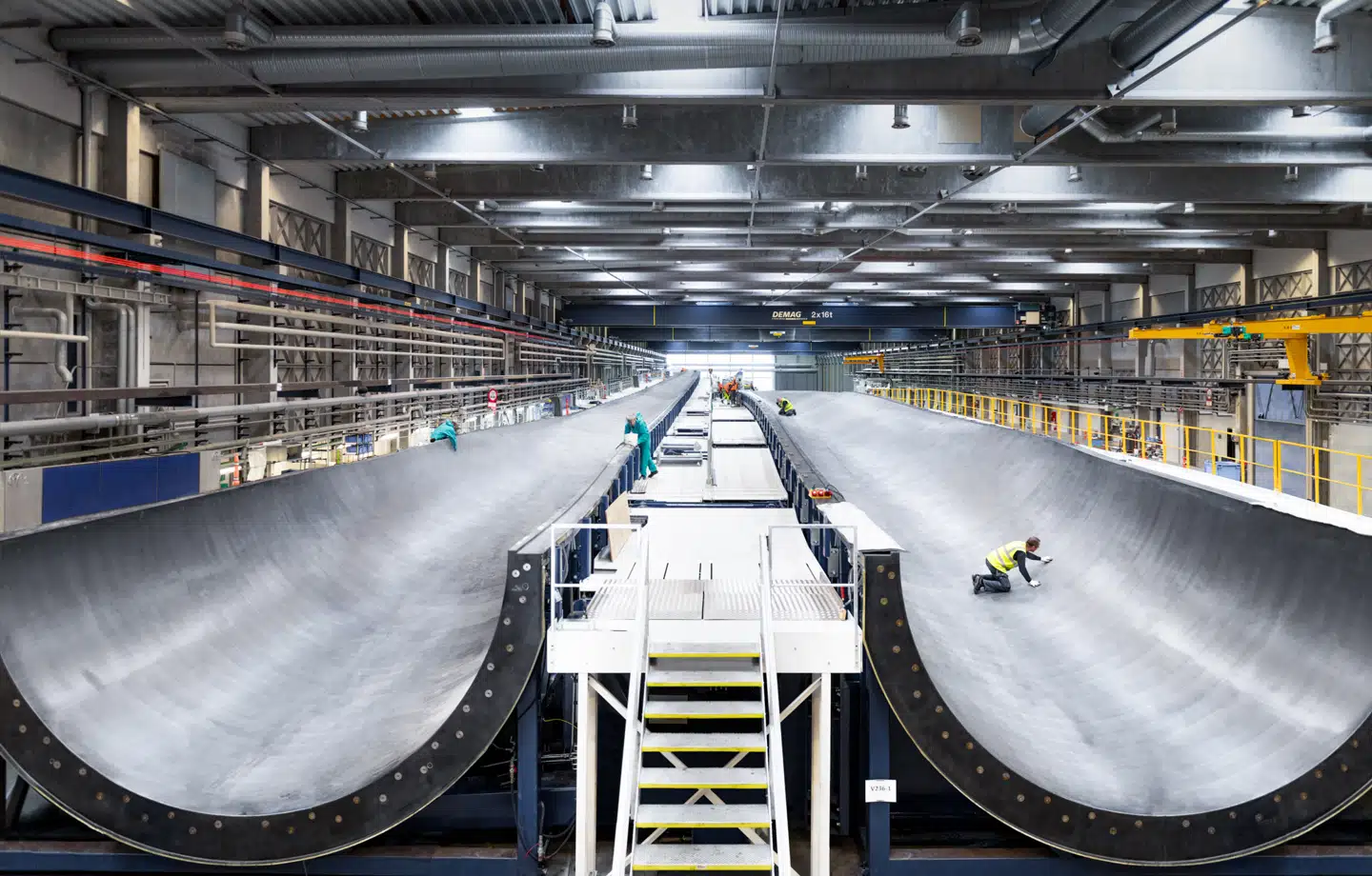 Hver af vingerne på Vestas' gigantmølle med det mundrette navn V236-15.0 MW bliver 115,5 meter lang. Her ses den 120 meter lange vingeform, som vingerne skal støbes i på selskabets fabrik i Nakskov.