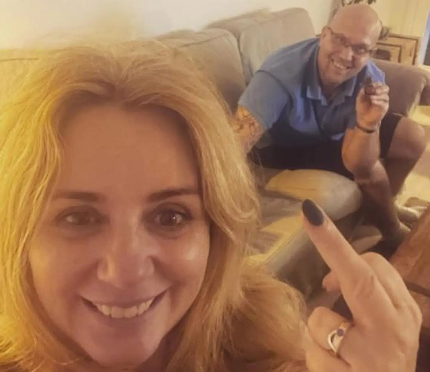 Mette Kronborg Valentin og hendes mand, Kim, som sidder med kastanjemanden i hånden.