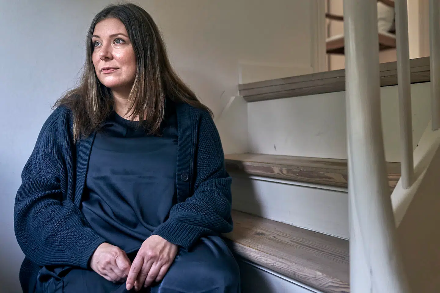 Gennem glaspartiet i hoveddøren fik Signe Skov-Hansen øje på en hætteklædt skikkelse, der var på vej ned ad trappen.