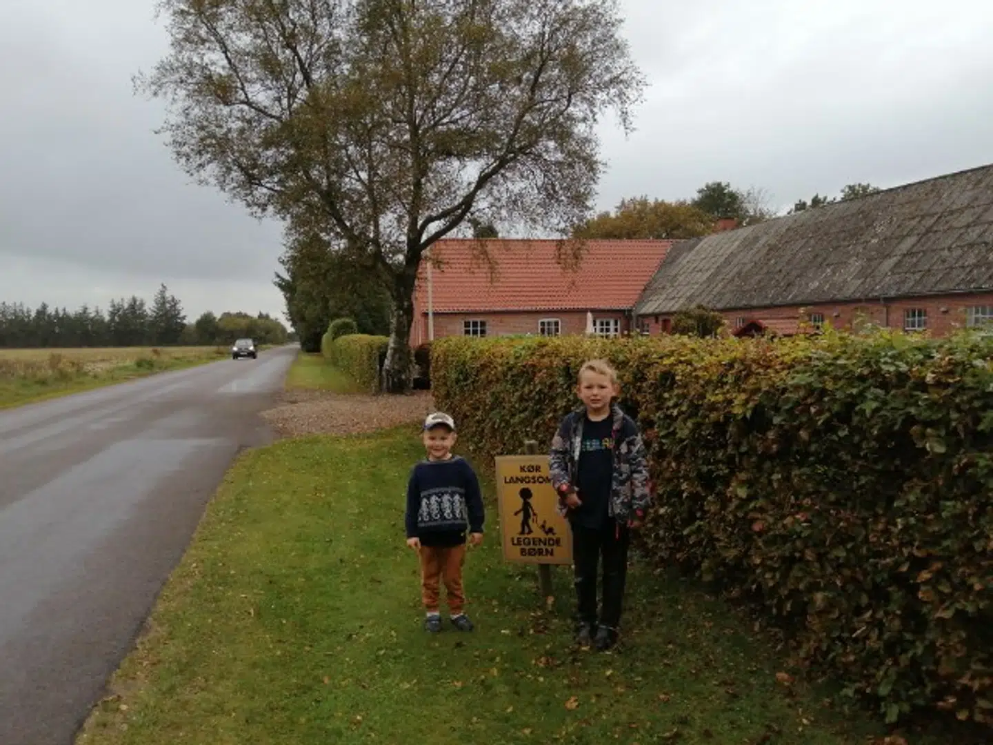 Her ses Magnus og Sebastian stå uden for familiens hjem på Debelvej, hvor folk drøner afsted. Foto: Privat