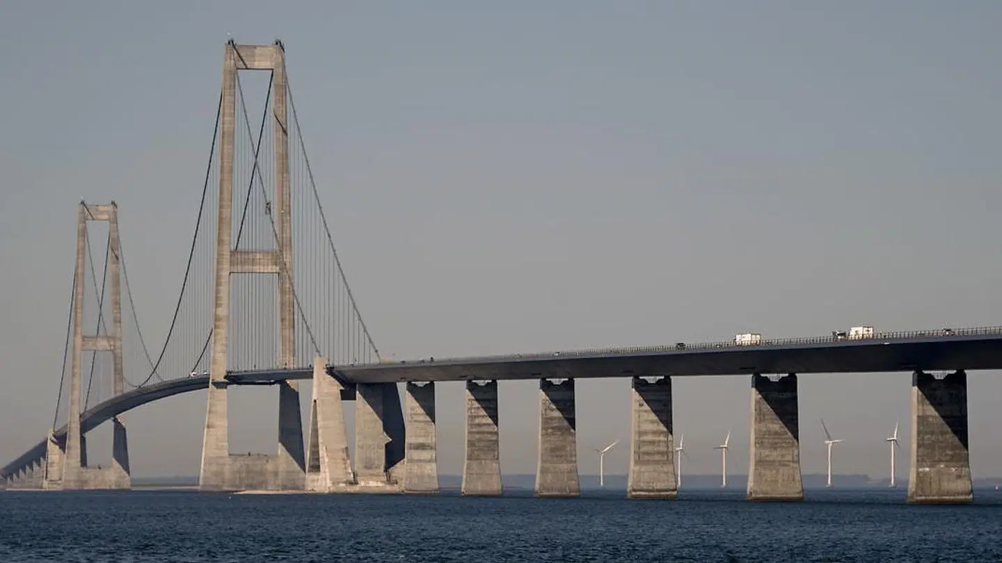 Når rytterne efter 178 kilometer drejer ind på Storebæltsbroen, kører de straks op over verdens tredjestørste hængebro.