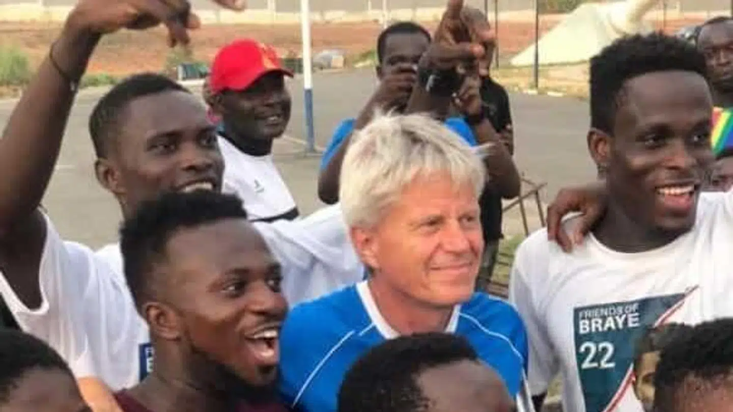 Henrik Lehm med ghanesiske fans efter en kamp.