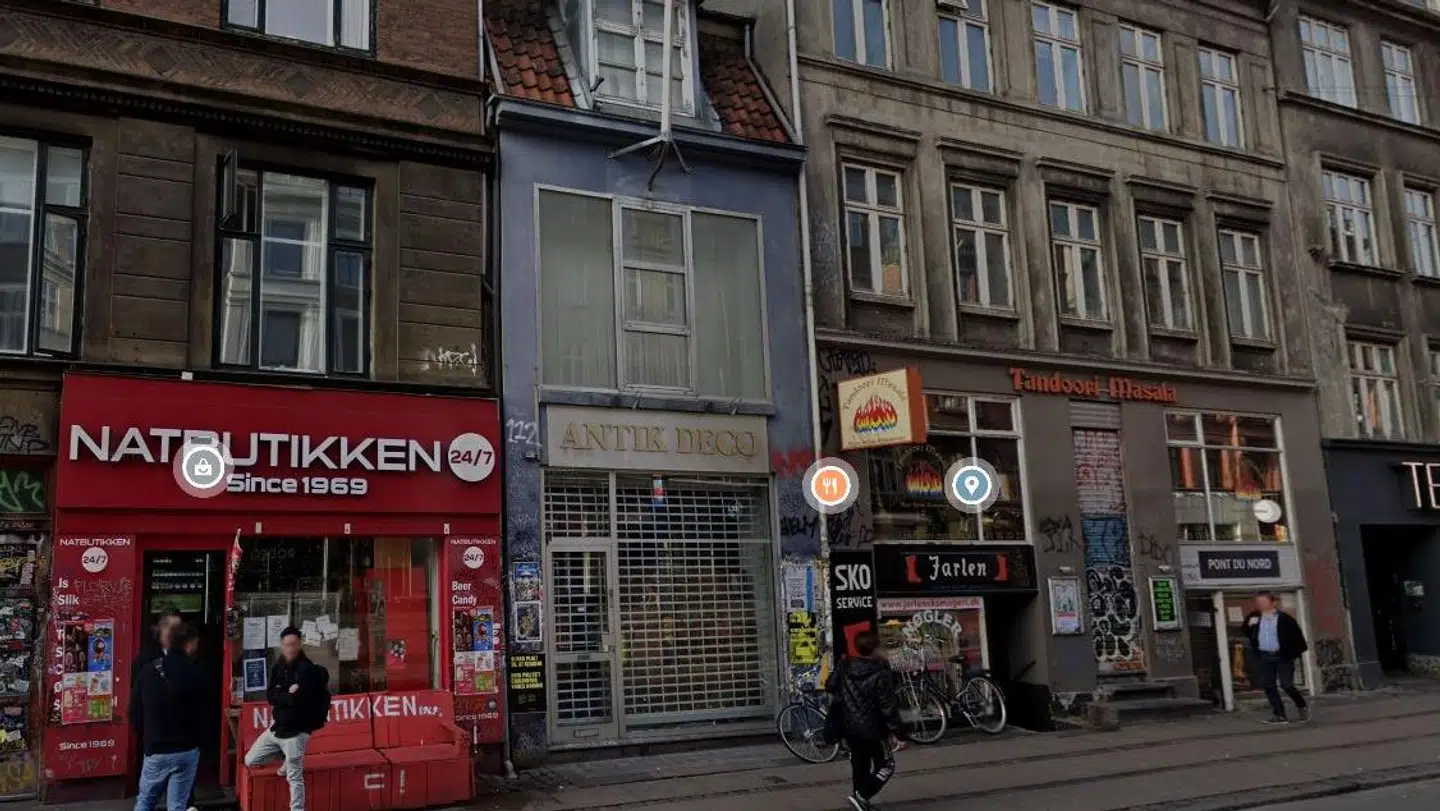 Kommunen er i dialog med ejeren af denne blå 2-etagers bygning på Nørrebrogade 33, som ejeren ønsker skal rives ned. Foto: Google Street
