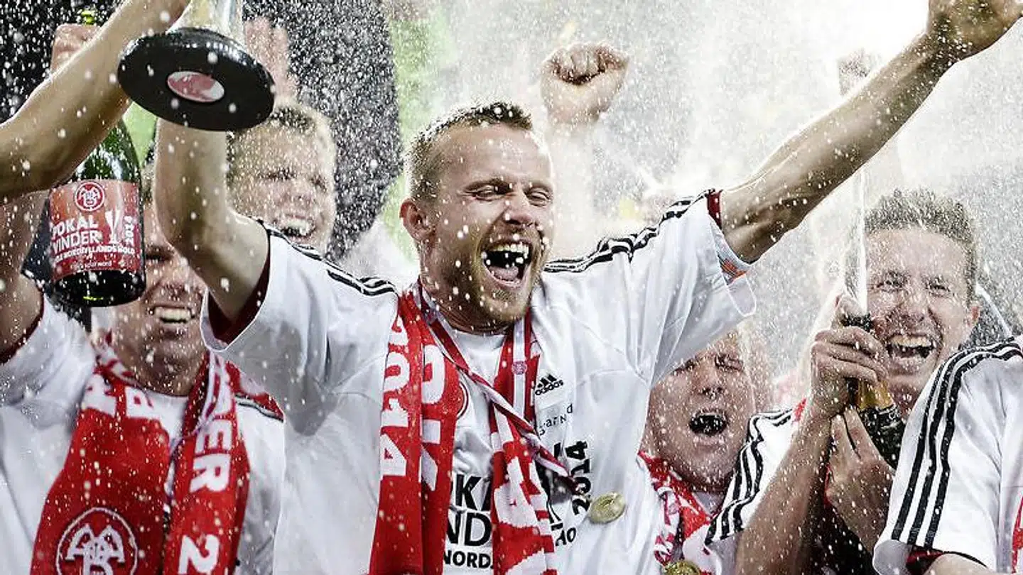 Fra karantænekonge og AaB-legende på banen til dødboldsspecialist udenfor. »Som spiller var jeg jo ikke specielt meget involveret i standardsituationer,« siger Rasmus Würtz, der jubler over AaBs pokalsejr i 2014 – efter to mål af Rasmus Thelander – på dødbolde i øvrigt.