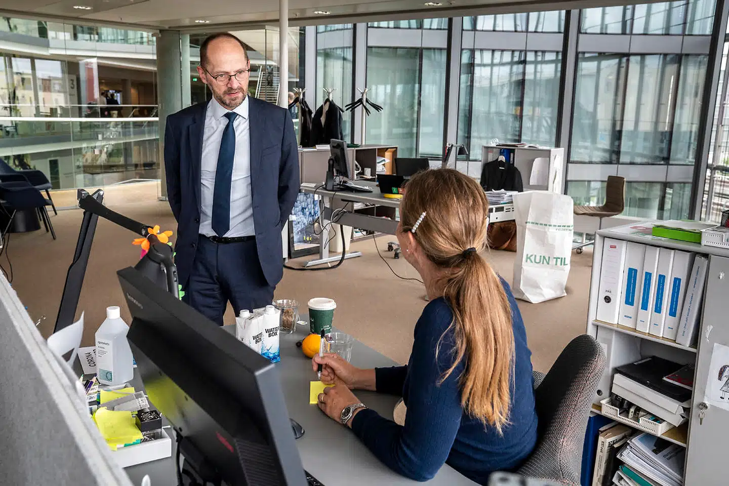 Ib Enevoldsen er direktør for Rambøll. Han mener, at det er godt, at man arbejder på at gøre noget ved manglen på arbejdskraft. Men at man ikke kan nøjes med at få flere ældre til at blive på arbejdsmarkedet. Man bør også gøre noget for at sikre kvalificeret udenlandsk arbejdskraft.