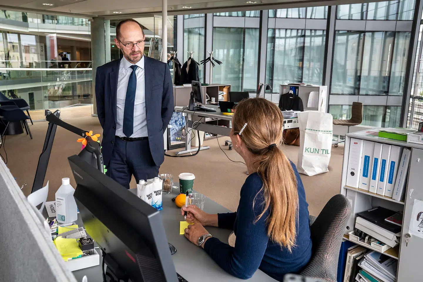 Ib Enevoldsen er direktør for Rambøll. Han mener, at det er godt, at man arbejder på at gøre noget ved manglen på arbejdskraft. Men at man ikke kan nøjes med at få flere ældre til at blive på arbejdsmarkedet. Man bør også gøre noget for at sikre kvalificeret udenlandsk arbejdskraft.