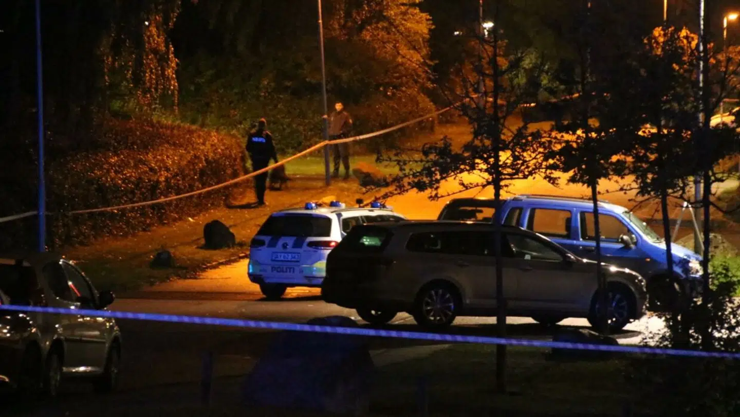 Politiet havde efter drabet på den 21-årige mand afspærret et større område fra indgangen til Fakta og hele vejen op til Fjældevænget – altså stort set hele Kappelvænget. Der var desuden både politibiler og en indsatsledervogn er på stedet. Foto: presse-fotos.dk