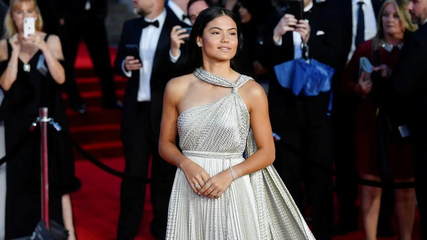 Emma Raducanu i Dior-kjolen til premiere på den nye James Bond-film.
