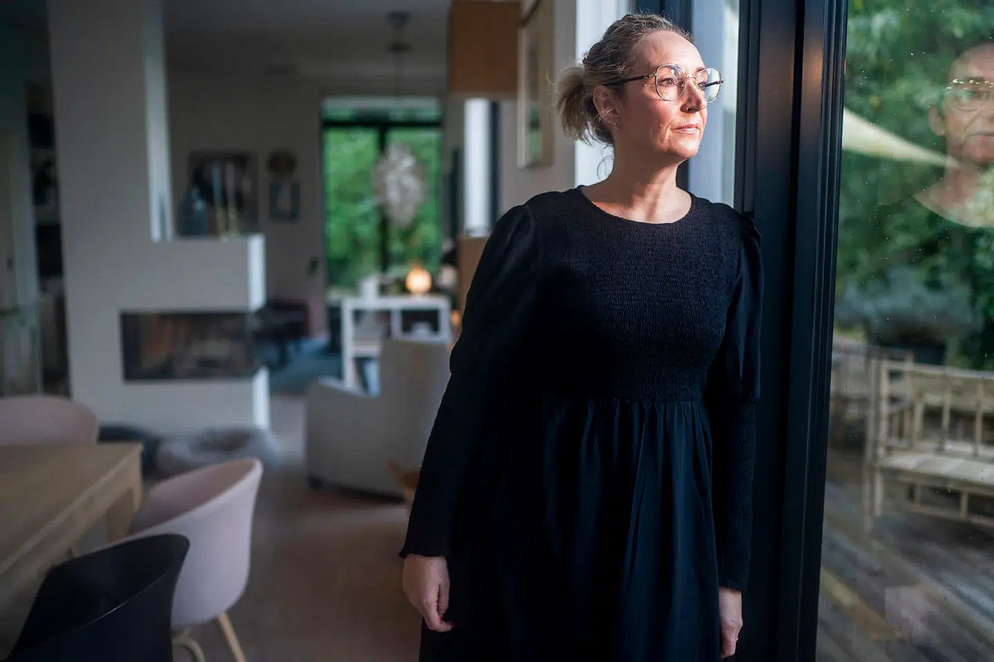 Trine Gammelgaard Stuhr minder sin 15-årige søn om, at han skal huske at trampe højlydt i indkørslen, når han kommer sent hjem.