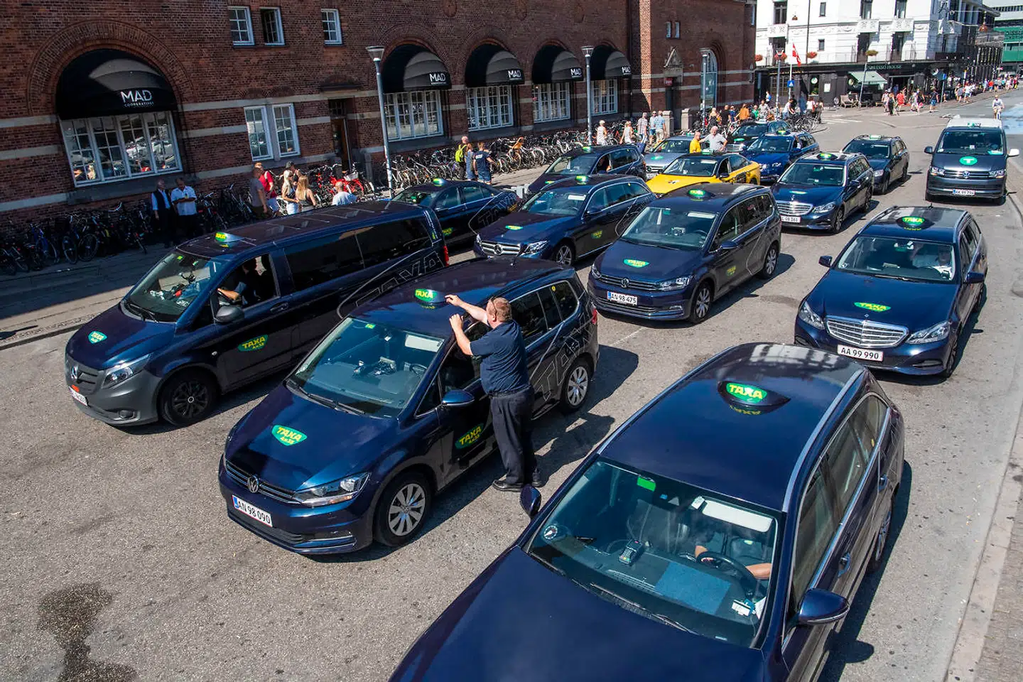 Taxier på rad og række i København. Ikke alle chauffører mestrer det danske sprog, hvilket ofte er anledning til gnidninger, lyder det fra brancheorganisation.