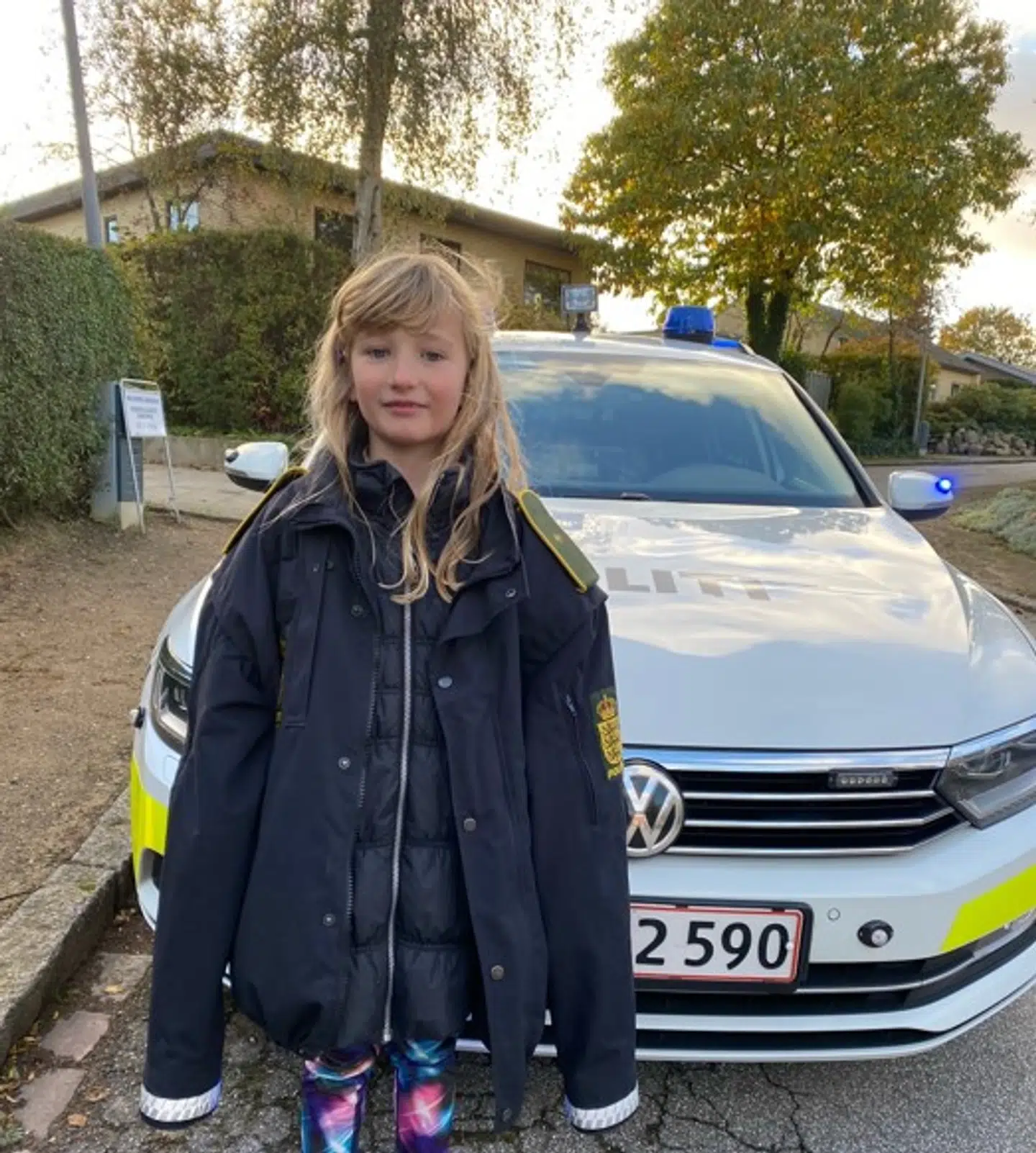 Klara fik lov til at låne betjentens jakke og fik set politibilen med blå blink.