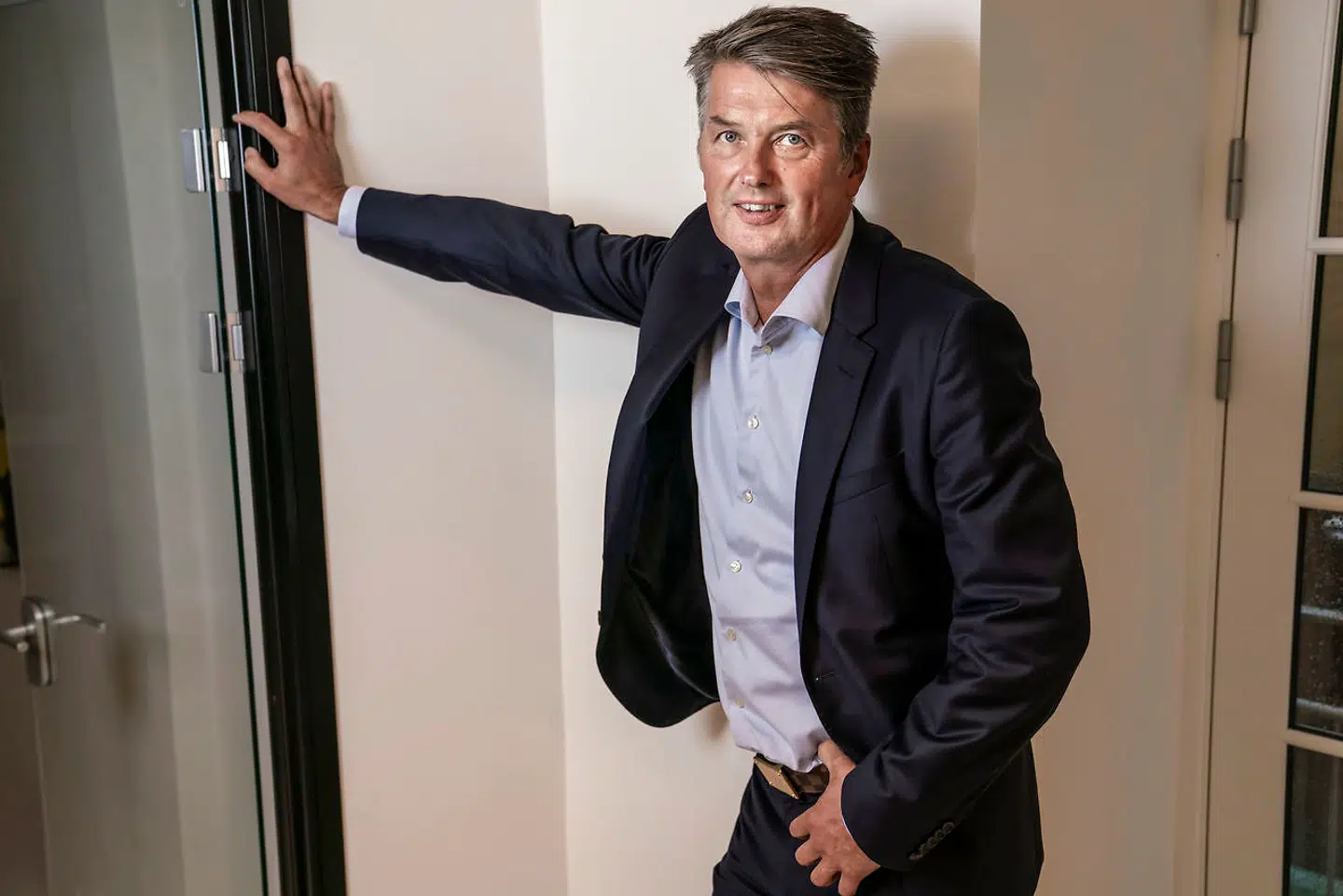 Svenske Kristian Teär har siden 2019 været administrerende direktør for den danske lydproducent Bang & Olufsen. Han har blandt andet en fortid hos den svenske mobilgigant Ericsson og mobilproducenten Sony Ericsson.