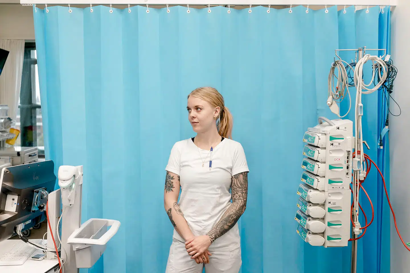 Maskinerne på sygeplejerske Stine Andersens afdeling er så komplicerede, at der døgnet rundt skal være en sygeplejerske til at holde øje med, om de virker.
