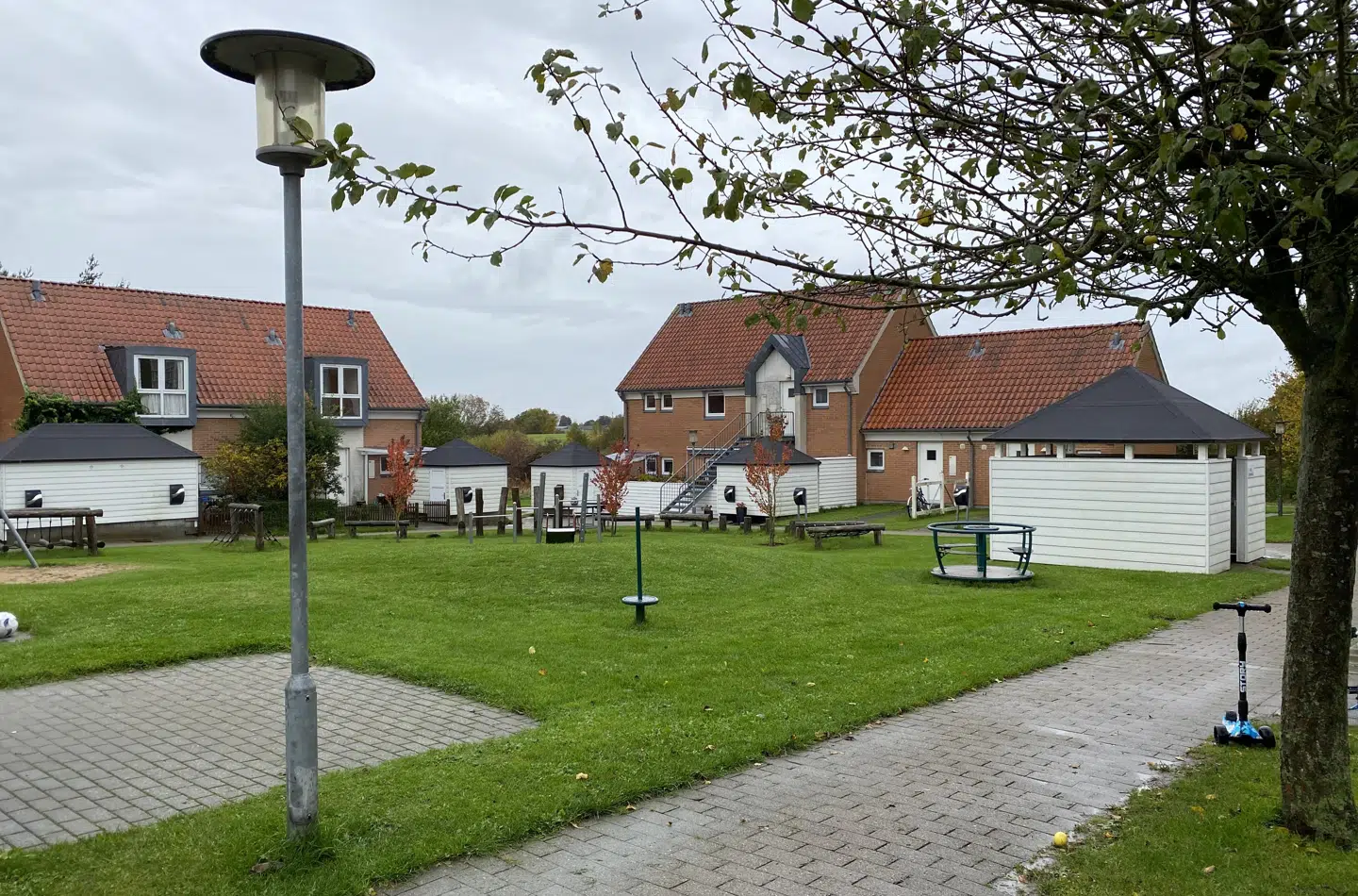 Hasselhøjen og Hasselengen er en del af et stort beboelsesområde i Hasselager bestående af mange ens røde rækkehuse og enkelte lejligheder. Der bor flere hundrede mennesker. Foto: Nina Gaunø Fredberg.