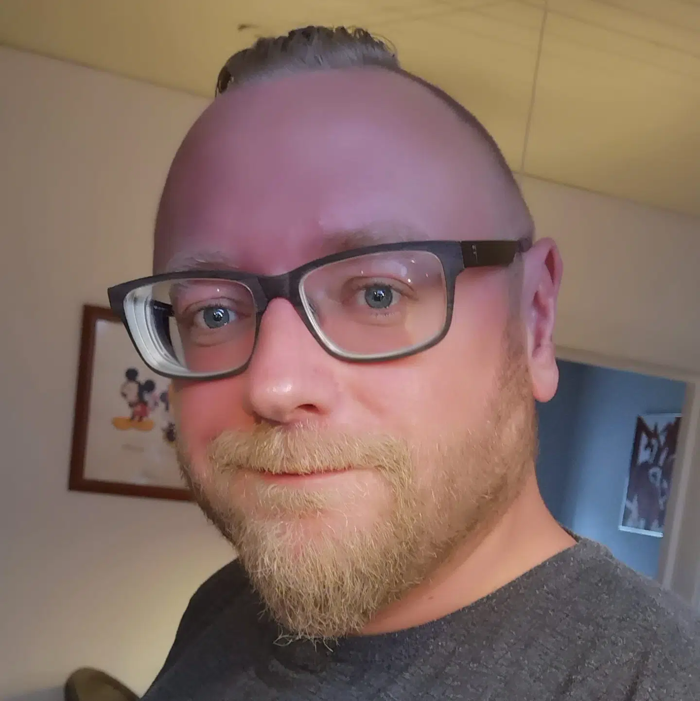 Karl-Johan er 38 år, bor i Odense og har tidligere været optiker. Nu er han flyttemand. Foto: Privat