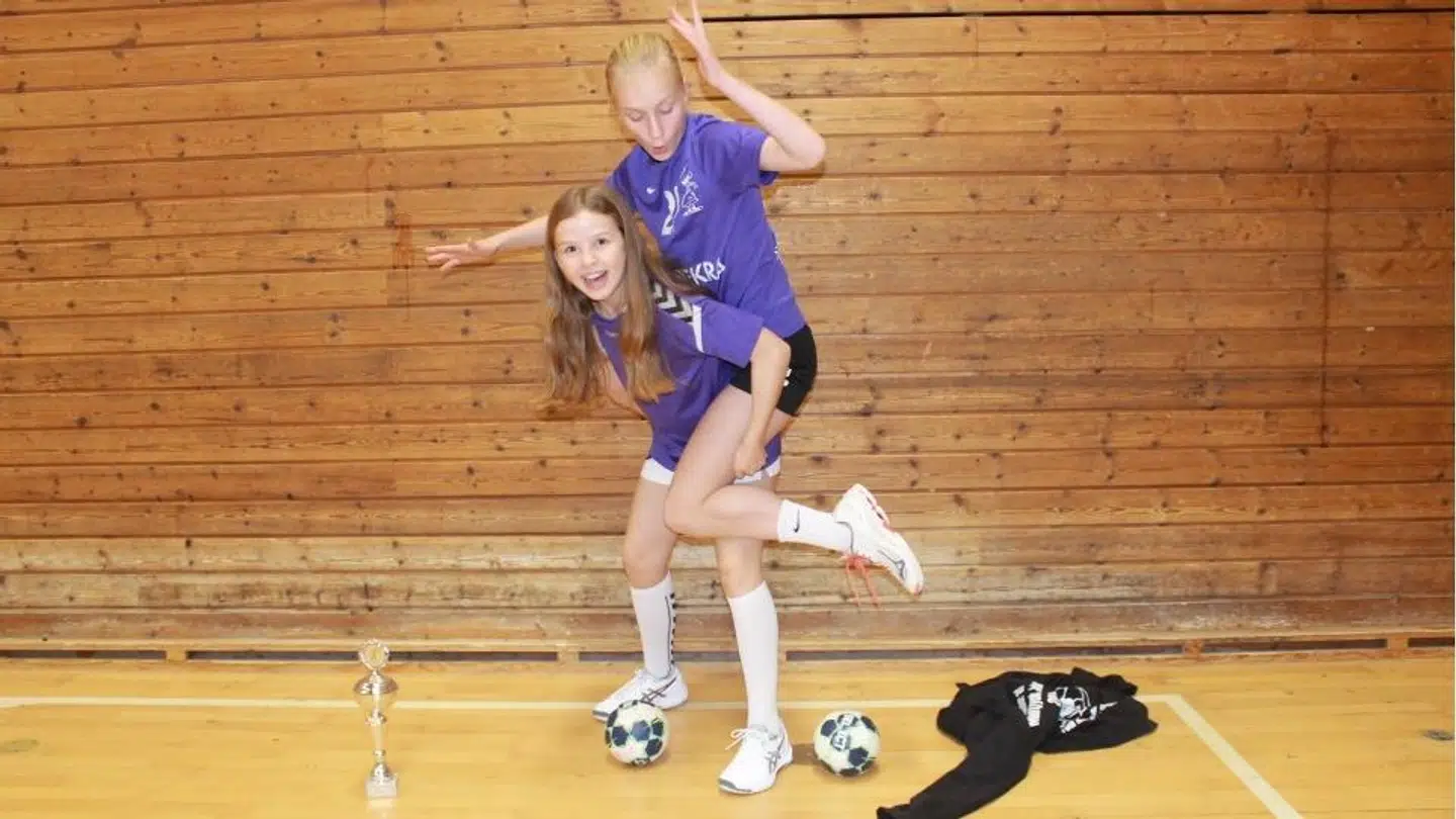 Karla Sofie Fogtmann og veninden, Johanne Persson, spiller håndbold på u13-pigerne i BK Ydun på Frederiksberg. Her står de i Frederiksberghallen med en vunden pokal fra Midtjysk Julecup i 2018. Foto: Sofie Gerdes
