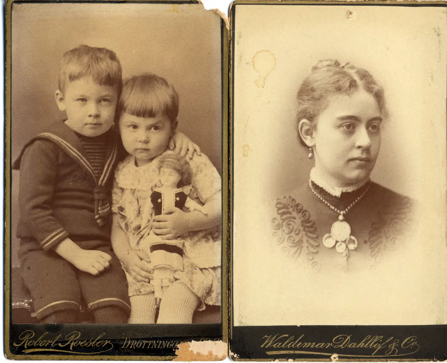 På billedet ses Sixten Sparres to børn Märta Sophia Margaretha Luitgard og Karl Erik Ambjörn til venstre, og hans kone Luitgard Adlercreutz til højre.