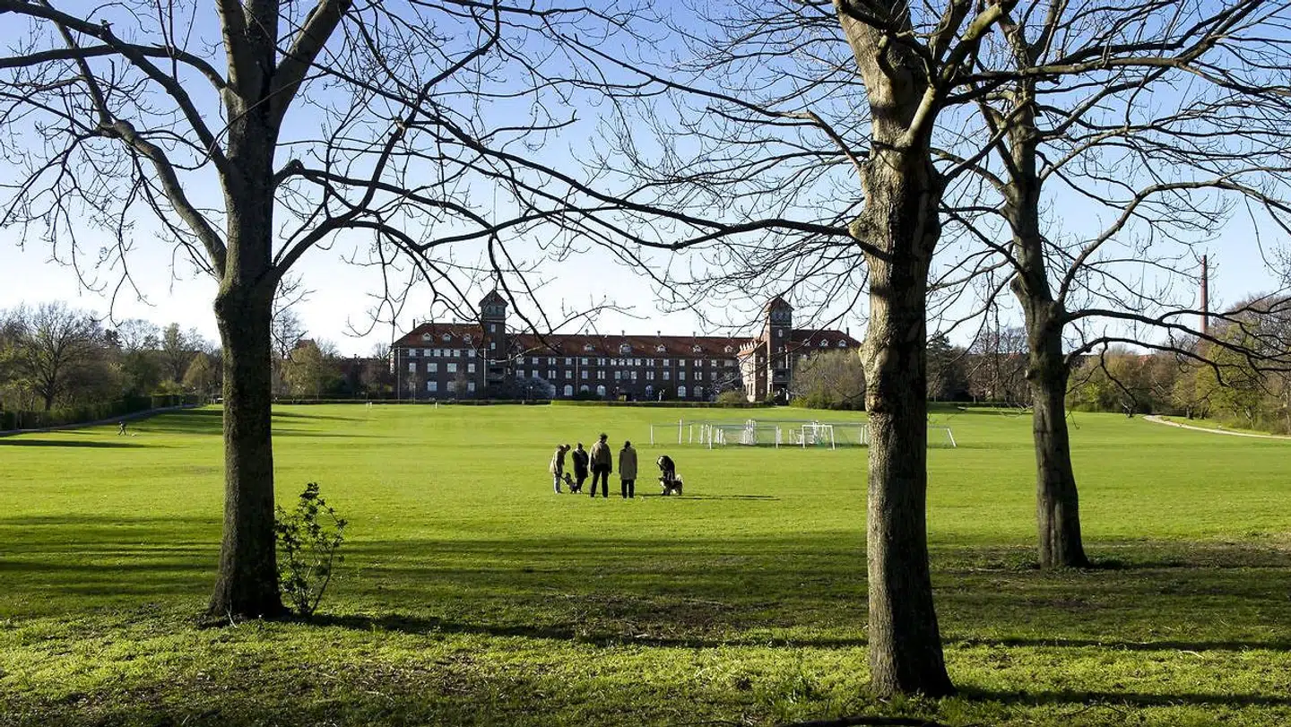 Lersøparken set fra dens fodboldbaner op mod Bispebjerg Hospital.