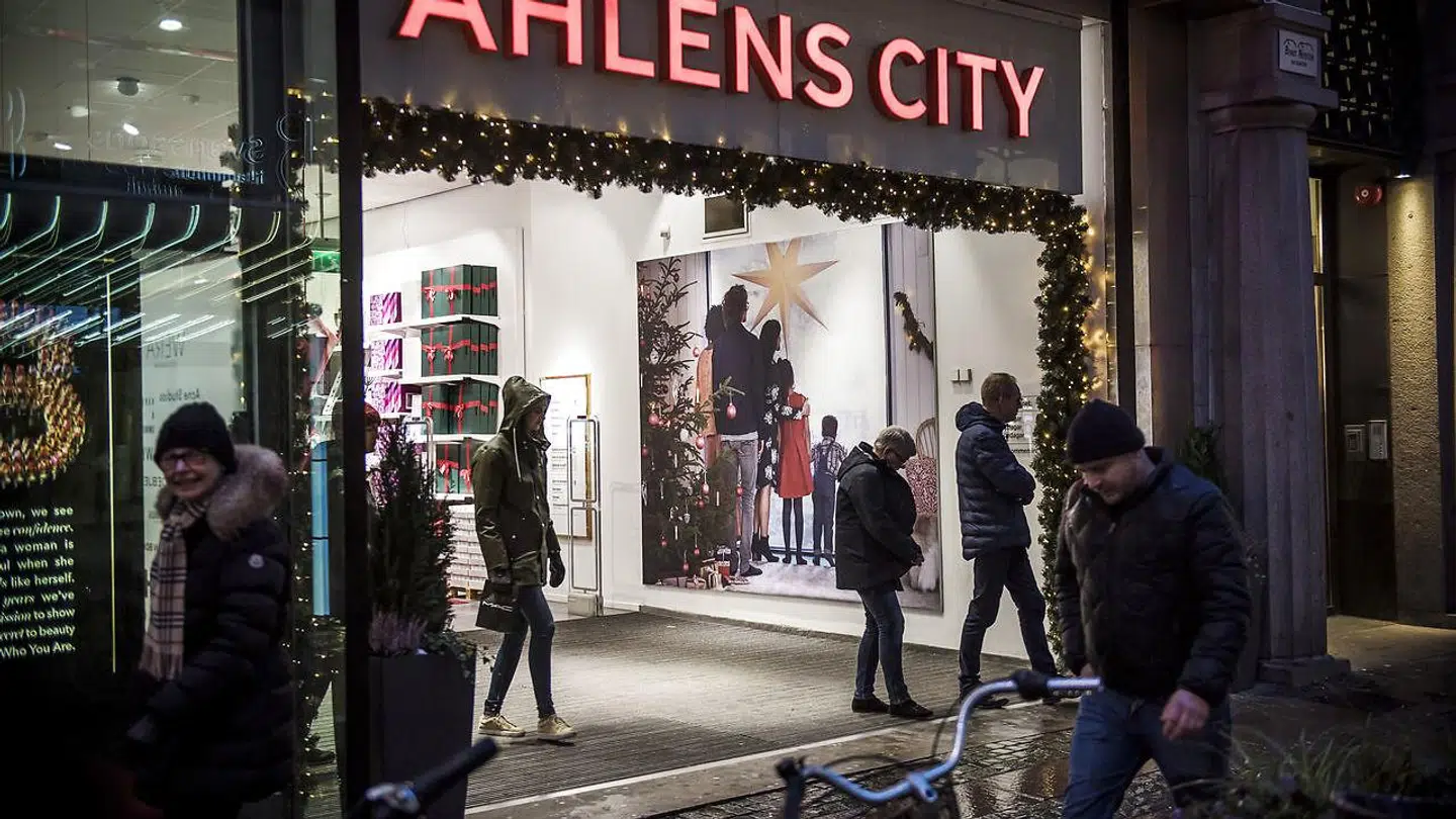 Udvalget af julegaver bliver både mere begrænset og dyrere i år på grund af de store forsyningsproblemer verden over. Allerede nu er butikslagrene mindre fyldte, end de plejer at være op til årets største salgssæson.