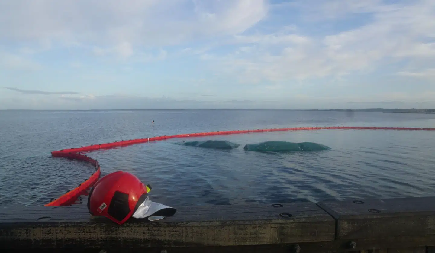 Der er lagt flydespærring, så der ikke spredes olie i fjorden.