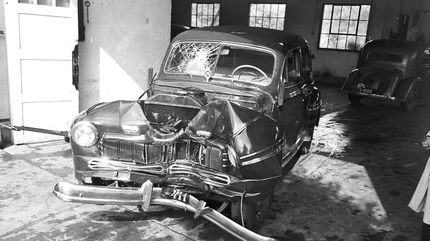 Bilulykke ved Gråsten Slot. Dronning Ingrid, prinsesse Margrethe og prinsesse Anne-Marie kommer til skade. Også chauffør Henriksen kom til skade ved ulykken med 'Krone 411', der var en Ford Mercury.