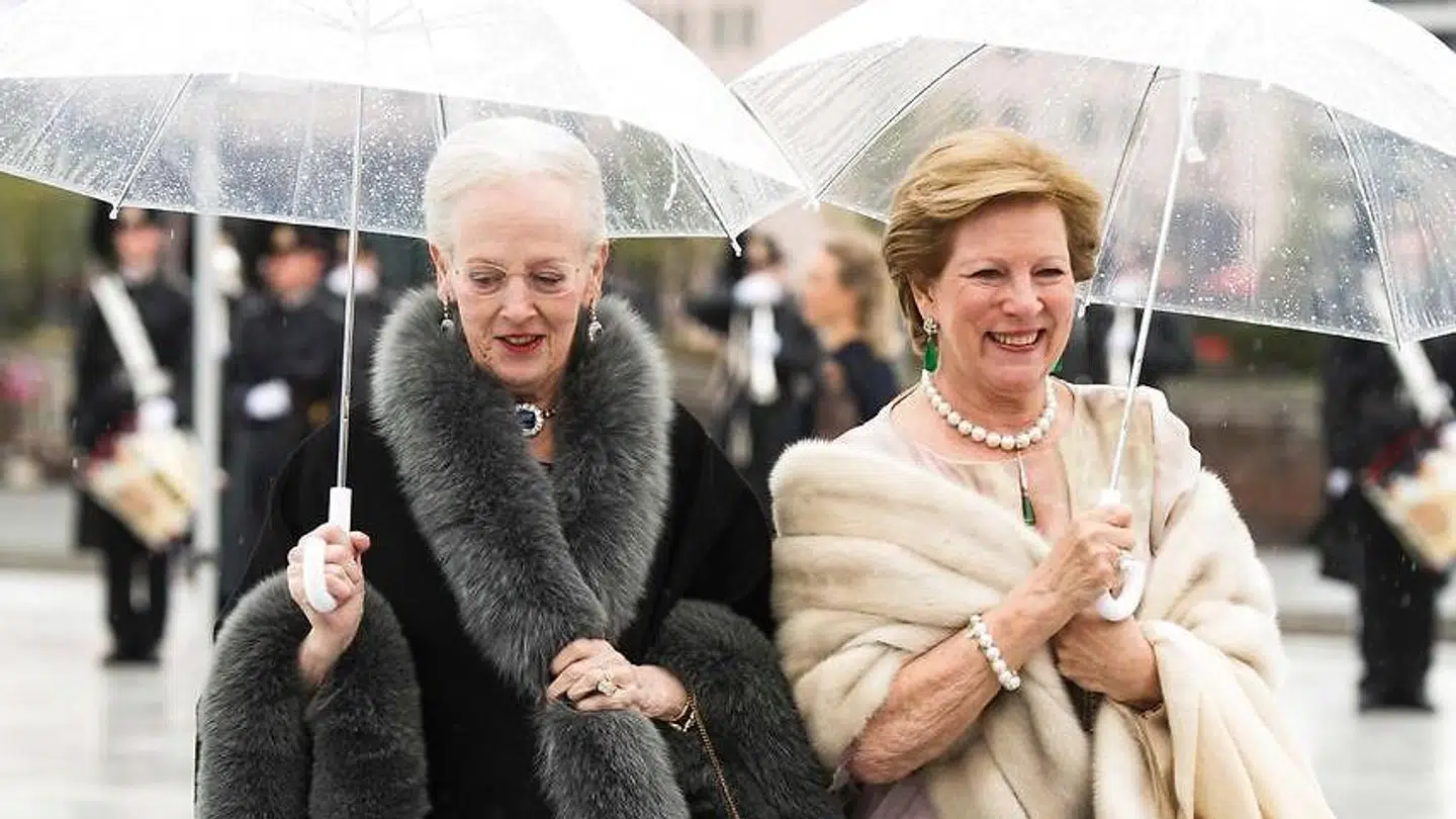Dronning Margrethe og dronning Anne-Marie kom begge slemt til skade som børn, da dronning Ingrid tordnede ind i et træ i en kronebil.