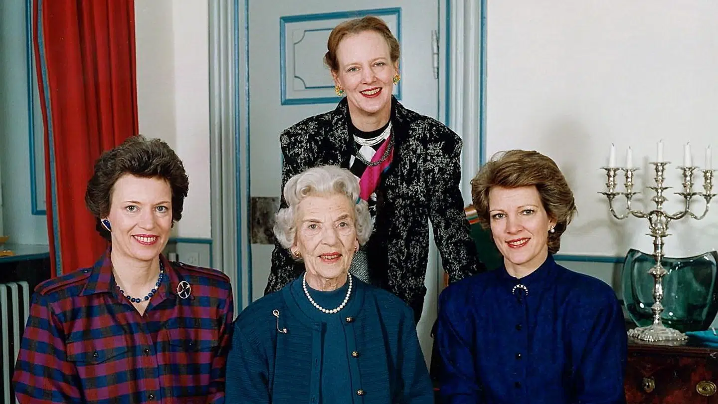 Dronning Margrethe med sine søstre, prinsesse Benedikte og dronning Anne-Marie, og deres mor, dronning Ingrid, i 1988.