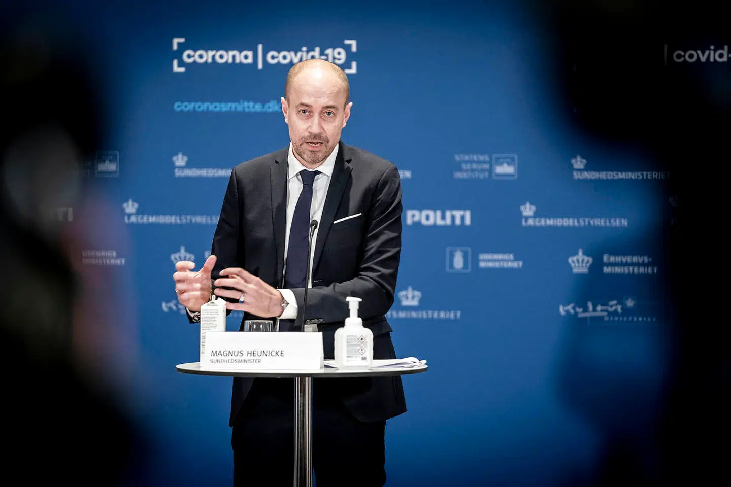 Sundhedsminister Magnus Heunicke truer med nye nedlukninger.