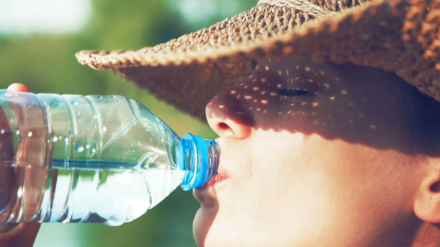 Man skal indtage mellem to og to en halv liter væske i døgnet, når det er så varmt, som det er nu.