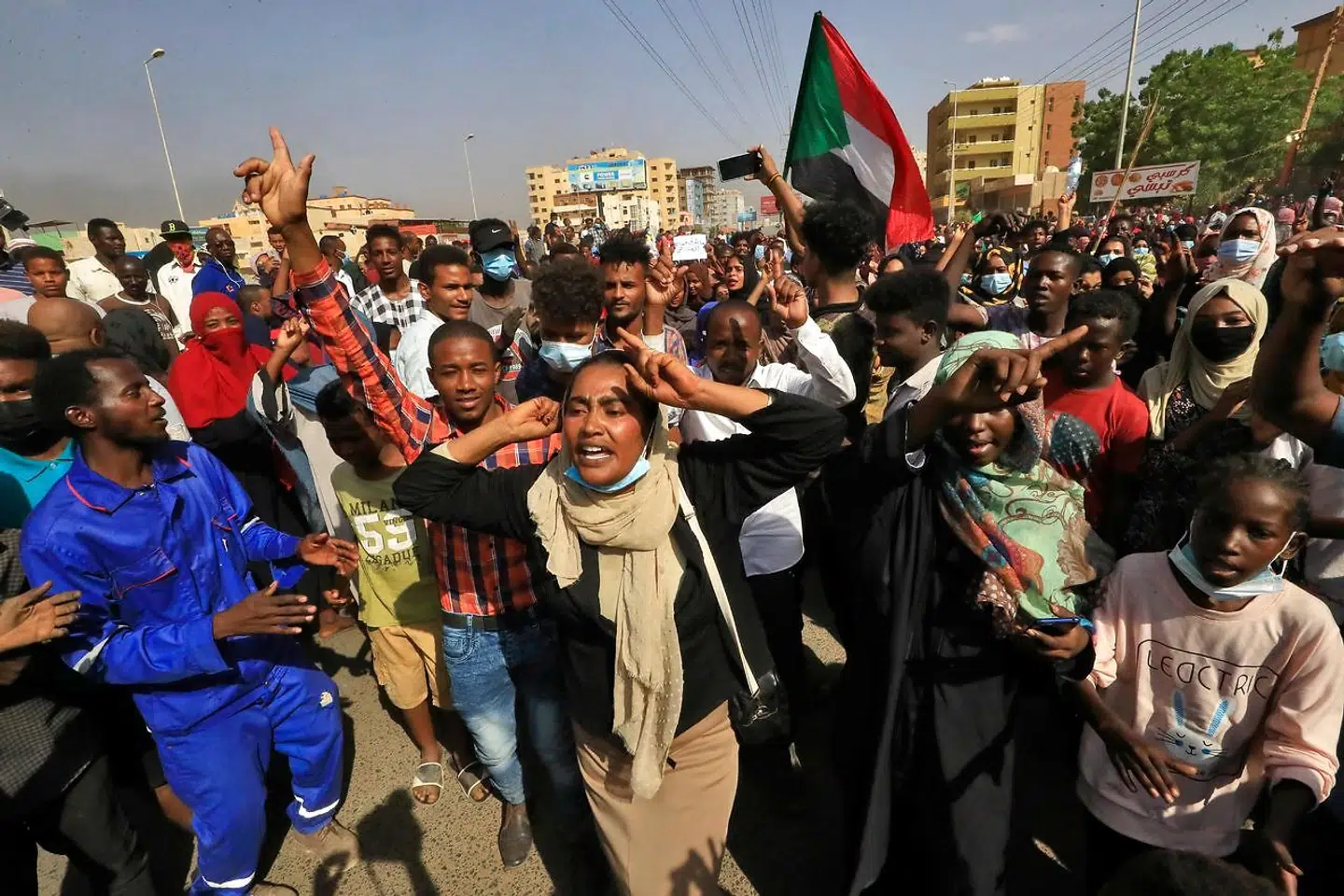 Sudanesere går på gaden i protest mod mandagens militærkup og opløsningen af landets overgangsregering.
