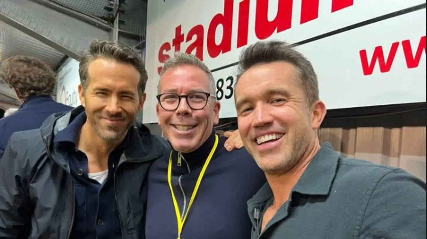 Ryan Reynolds (tv.) og Rob McElhenney (th) blev fløjet ind til kamp. Her med Wrexhams bestyrelsesformand.