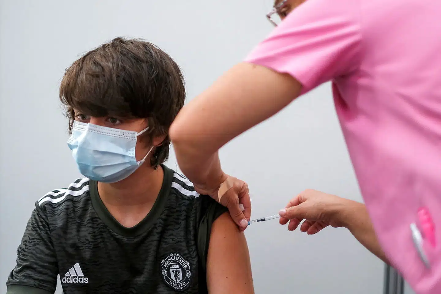 En dreng bliver vaccineret i byen Seixal i begyndelsen af september. Portugisernes tillid til deres sundhedssystem og til fordelene ved vacciner mod ikke blot covid-19, men også andre sygdomme, er afgørende for den høje dækningsgrad.