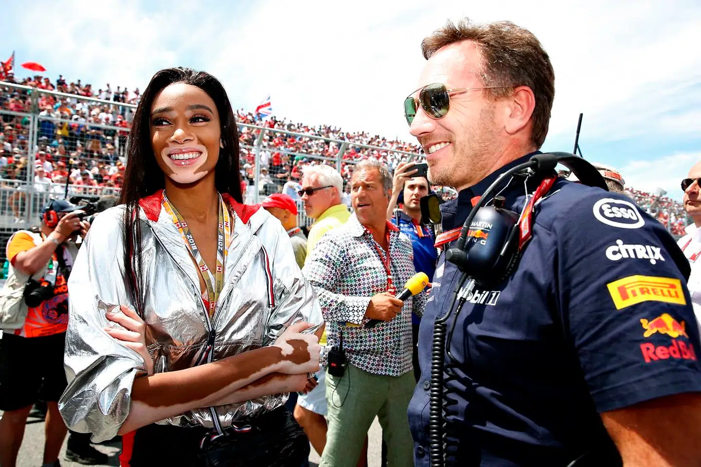 Supermodellen Winnie Harlow viftede for tidligt med det ternede flag. Her ses i samtale med Red Bull-bossen Christian Horner inden løbet.