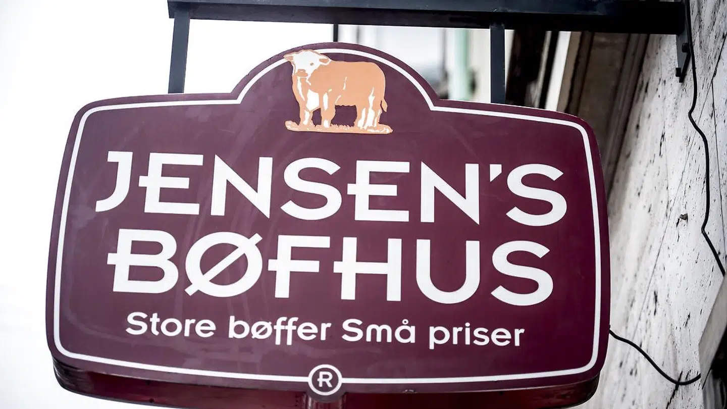 Jensens Bøfhus kæmper for sin overlevelse. I forsøg på at tiltrække nye kunder skiftede kæden en række retter på menukortet ud, men det skræmte bare kunderne væk. Nu er den velkendte rejecocktail tilbage ligesom det gamle logo. (Arkivfoto)